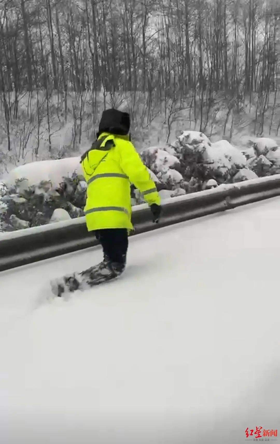 積雪已超過膝蓋泥巴山至拖烏山部分路段在持續降雪下雅西高速遭遇強