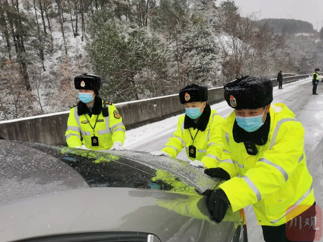 双向通行现已抢通雅西高速泥巴山路段及时联动(交通高速执法,公安交警