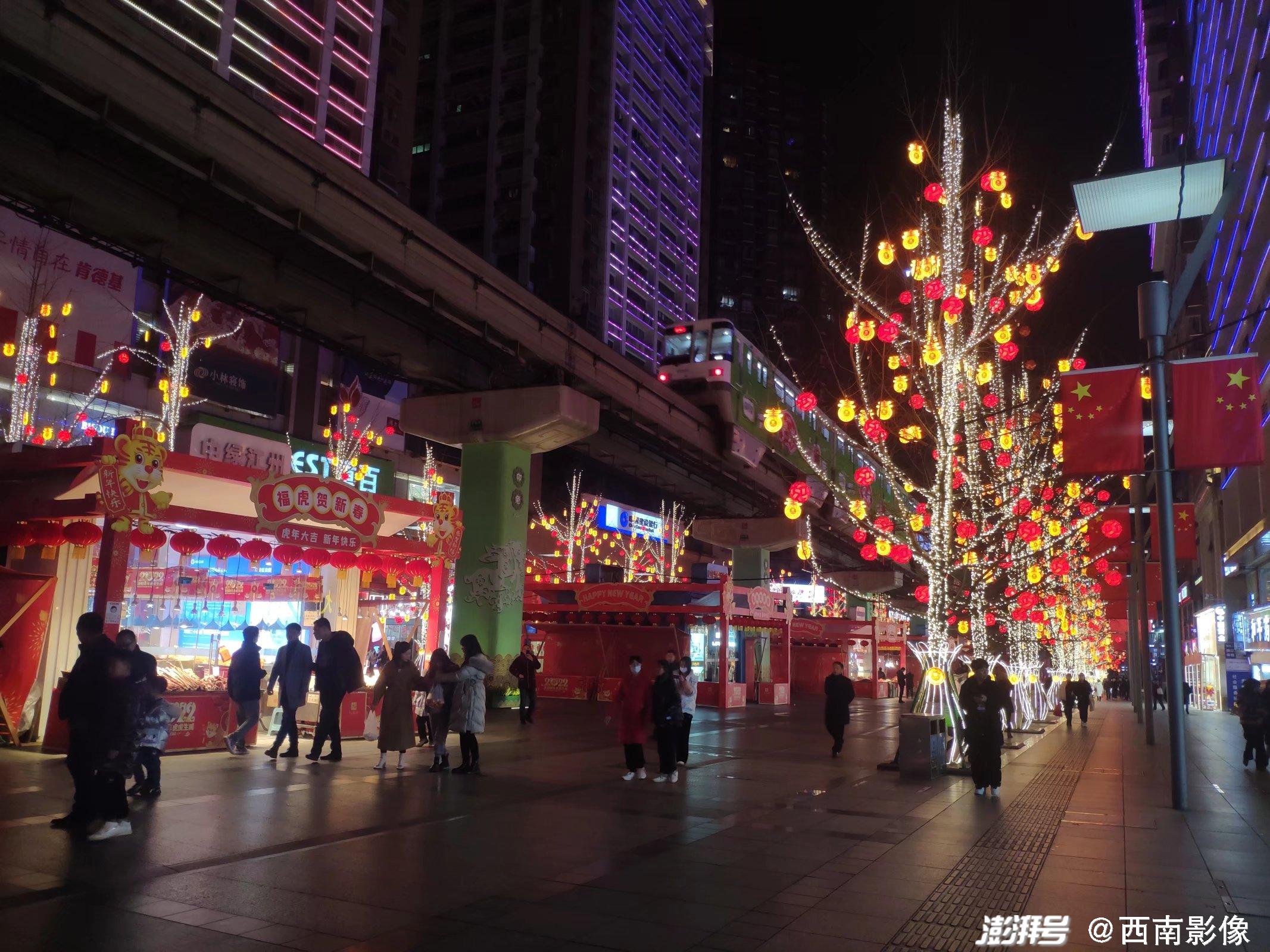 流光溢彩迎新春重庆杨家坪步行街张灯结彩扮靓大街小巷