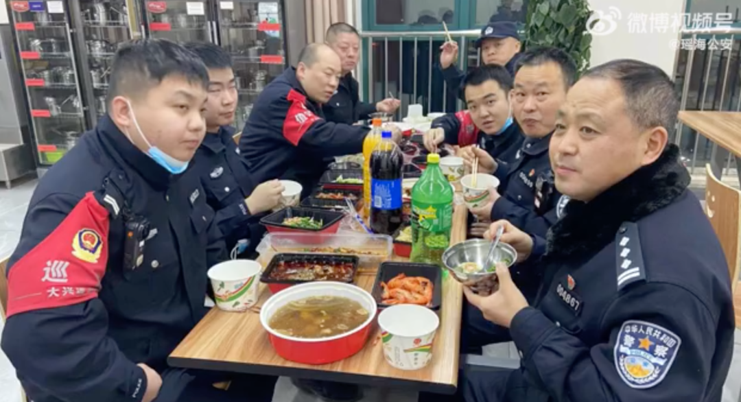 围观警察的年夜饭一点儿也不马虎