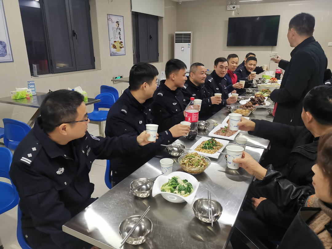 围观警察的年夜饭一点儿也不马虎