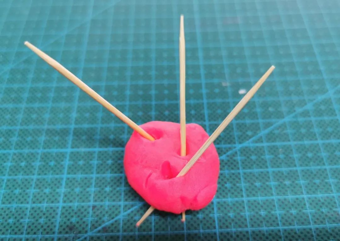 橡皮泥:可以捏成各种形状,将它搓成团,牙签穿过后可轻松站立起来.