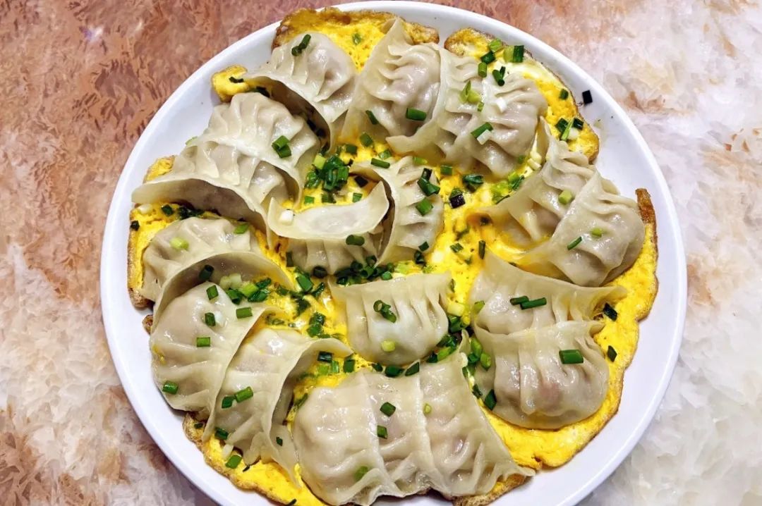 舌尖上的饺子是逢年过节少不了的一道菜,长兴县夹浦镇的王富娣每年