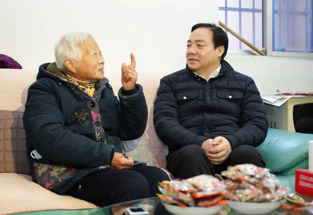 听民意惠民生暖民心区领导开展节前帮困送温暖走访慰问活动