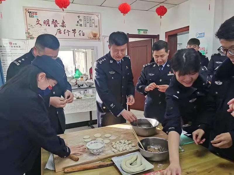 出警民警处警结束早点归队食堂里有一份沉甸甸的惦念