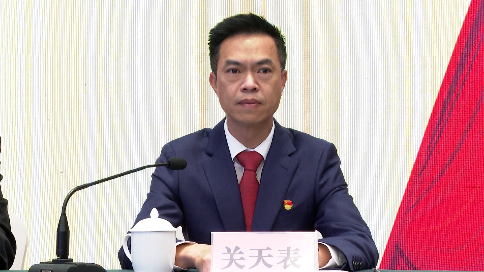 阳江市副市长,海陵区委书记关天表作了题为以"四季海陵"建设为牵引