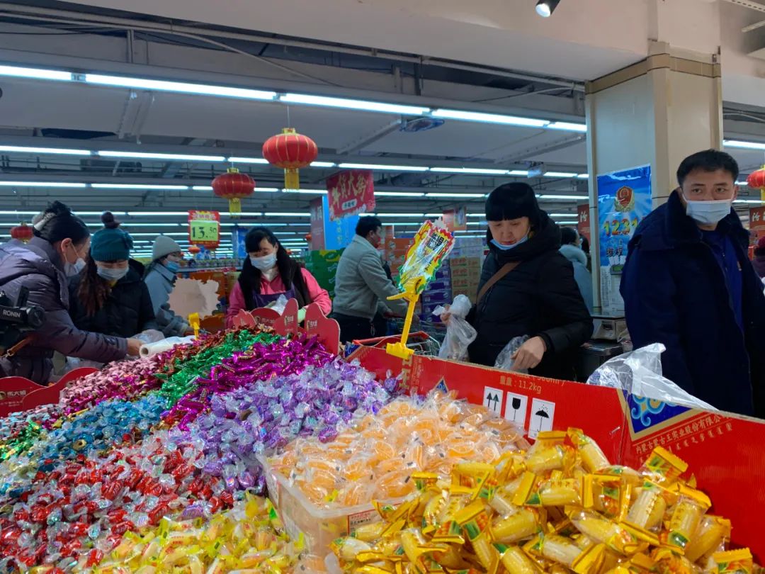 奋发新春走基层春节将至年味浓市民采购年货忙