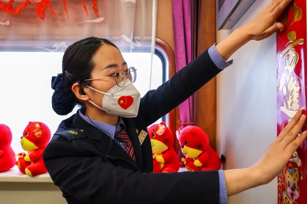 新春走基层列车春晚让春运旅途更温暖