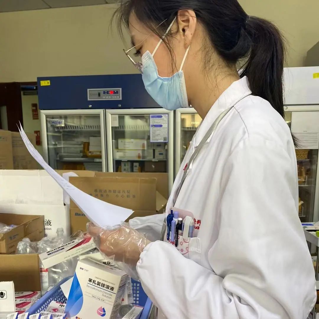正在为rh阴性血的产妇备血检验科值班人员唐慧琳在忙碌着33病房杨琼艳