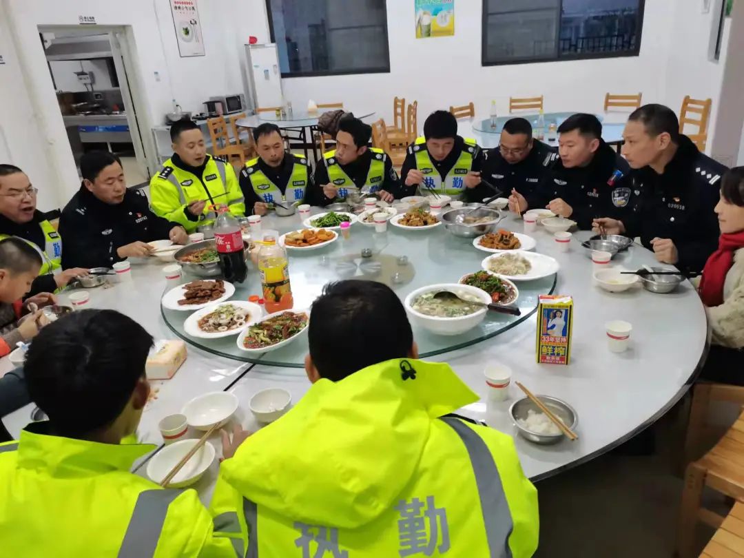 春节我在岗交警年夜饭浓厚平安味