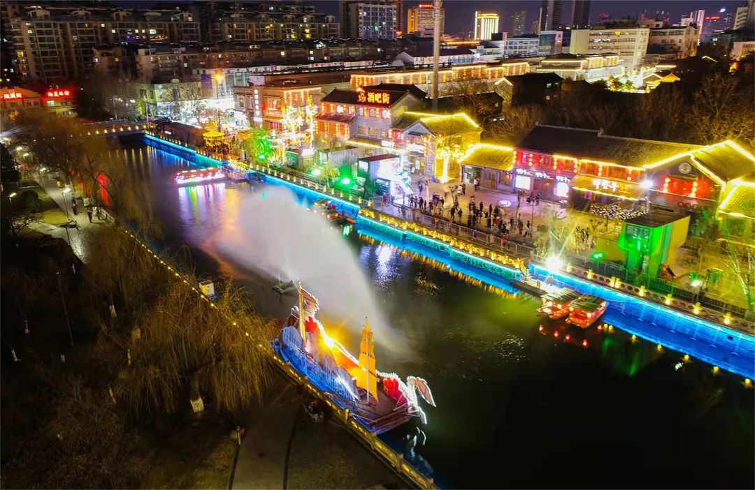 营造出欢笑过大年的喜庆氛围把盐河巷两岸装扮得格外靓丽水幕电影