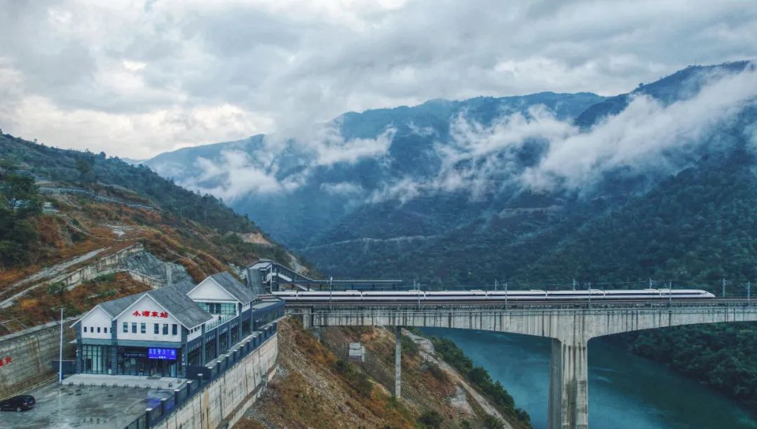 随着小湾东站进入"春运时间",飞驰的高铁,让山不再高,路不再长.