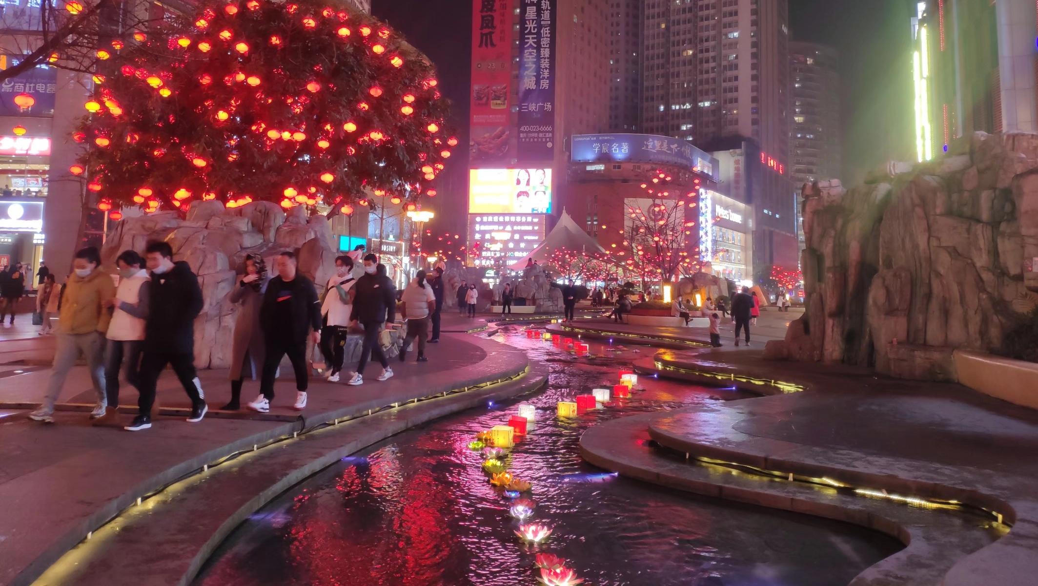 流光溢彩，重庆三峡广场现五颜六色水上荷花灯扮靓街头