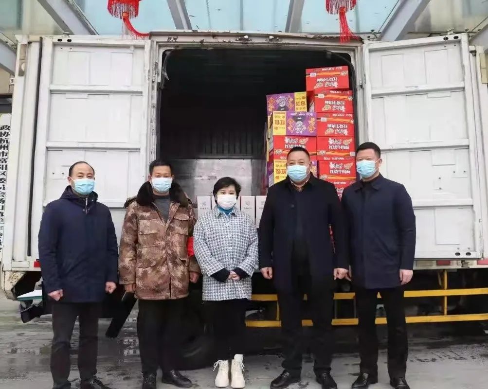 会员朱梅娟集结东洲公望女管家的热心姐妹,拿来自家的面粉,猪肉,生姜