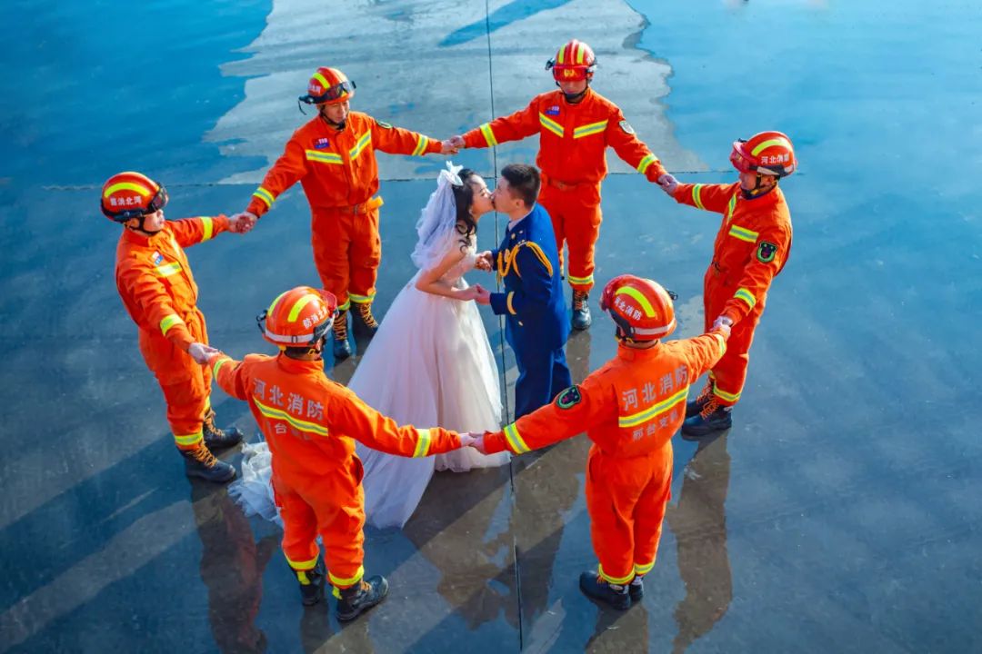 消防员火焰蓝婚纱照图片