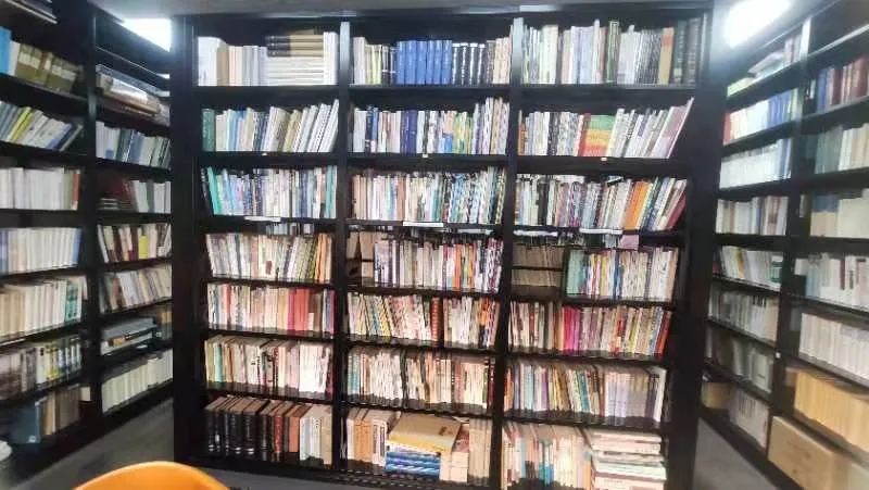 书店里经常开展讲座活动,将店内的可移动书架收至一边,腾出店内空间