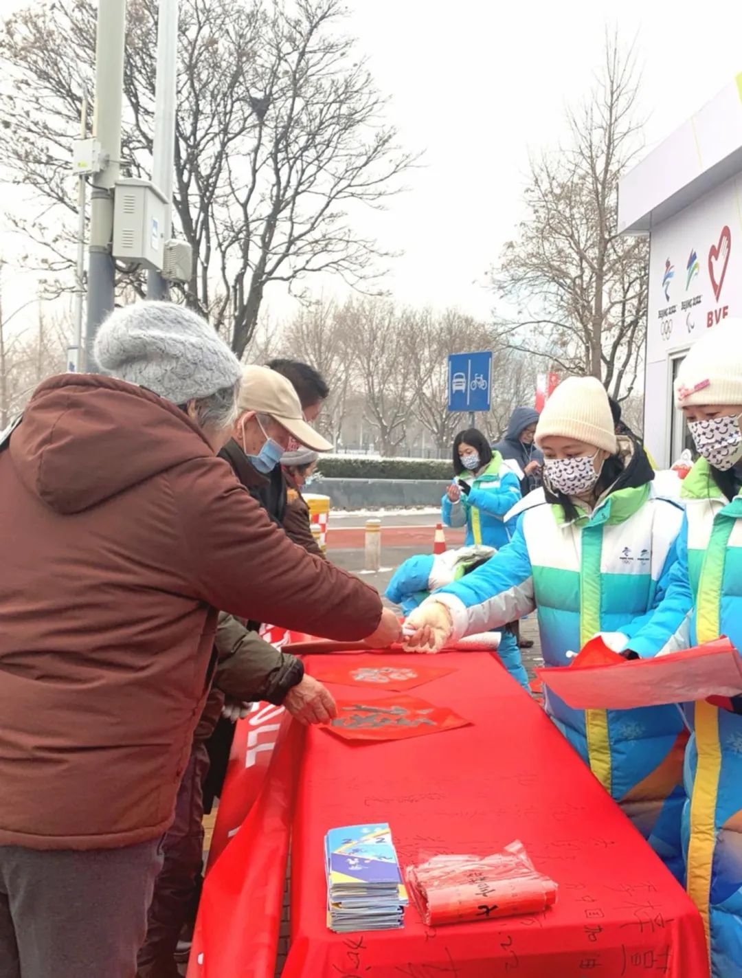 冬奥志愿者服务照片图片