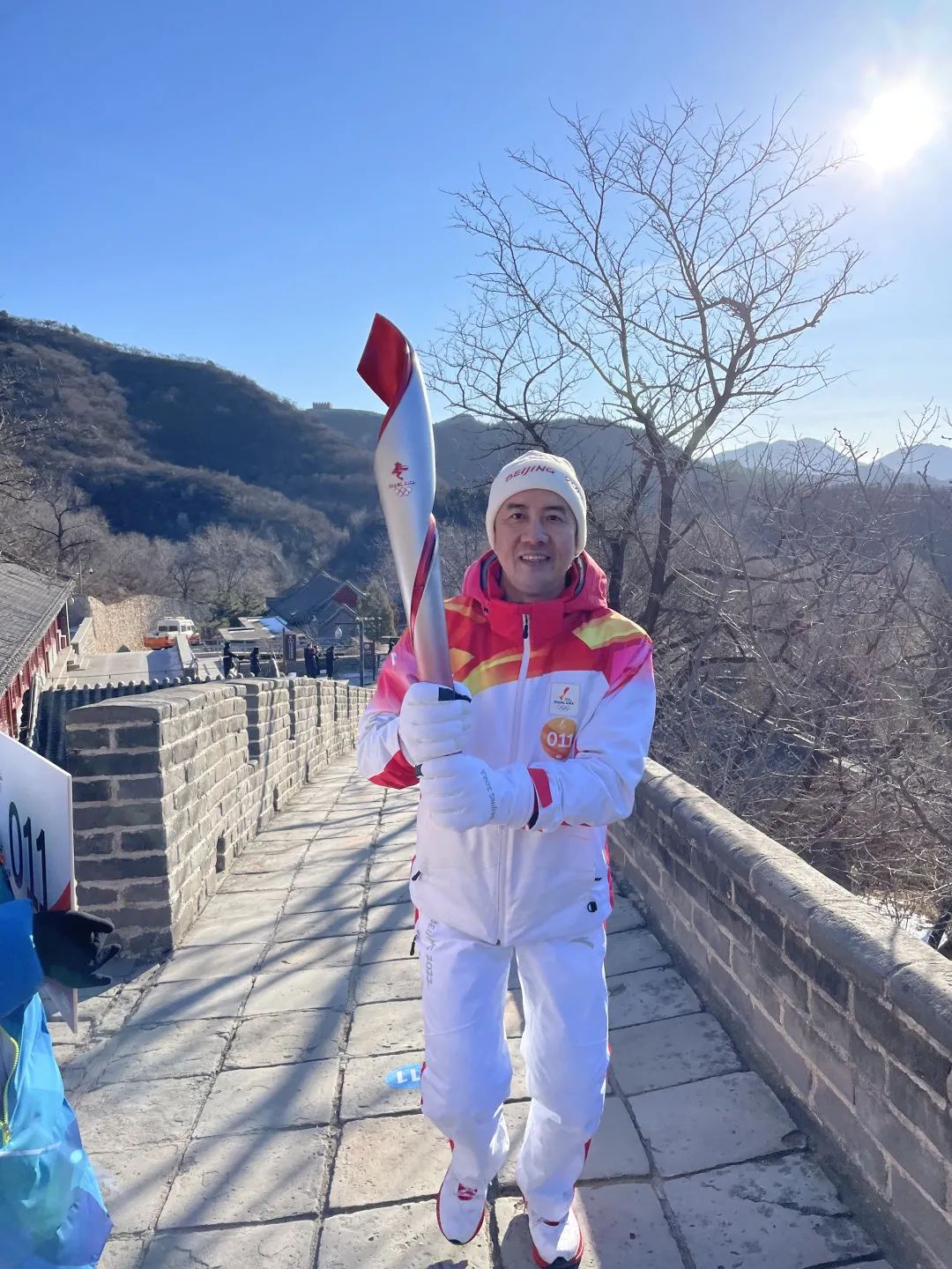 诸暨人杨叶峰今天在北京传递冬奥会火炬