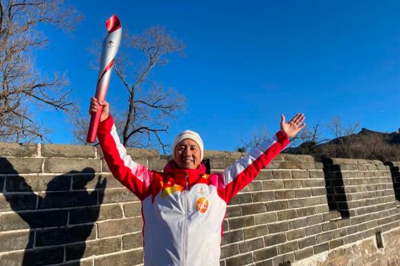 诸暨人杨叶峰今天在北京传递冬奥会火炬