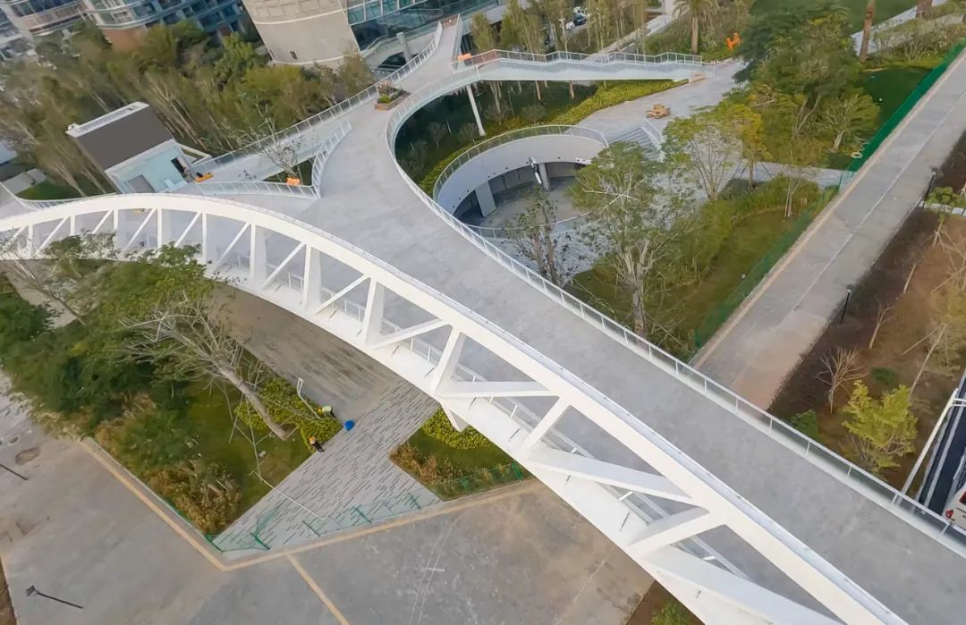 等也是深圳首个集交通,生态,观景,三位一体城市连廊它是全国首个"空中