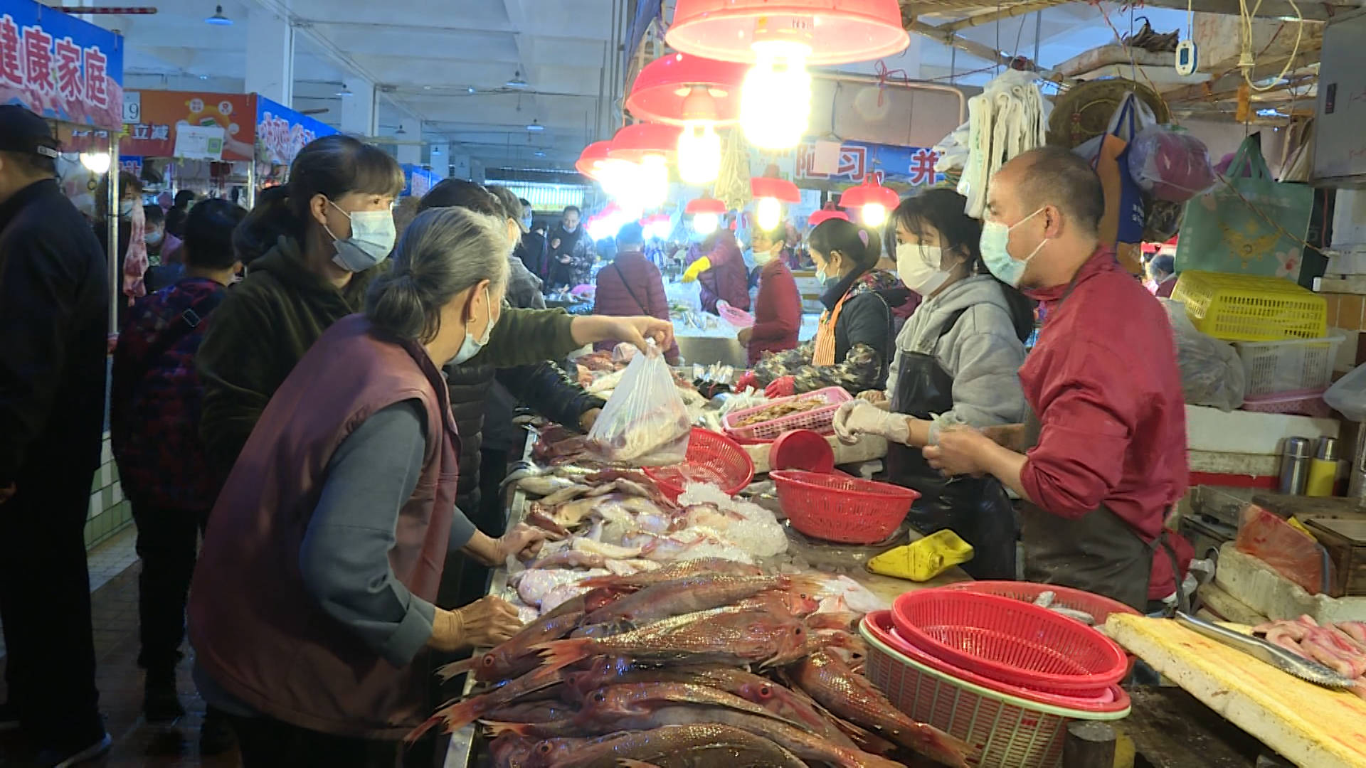 闸坡农贸市场完善设施加强防疫工作