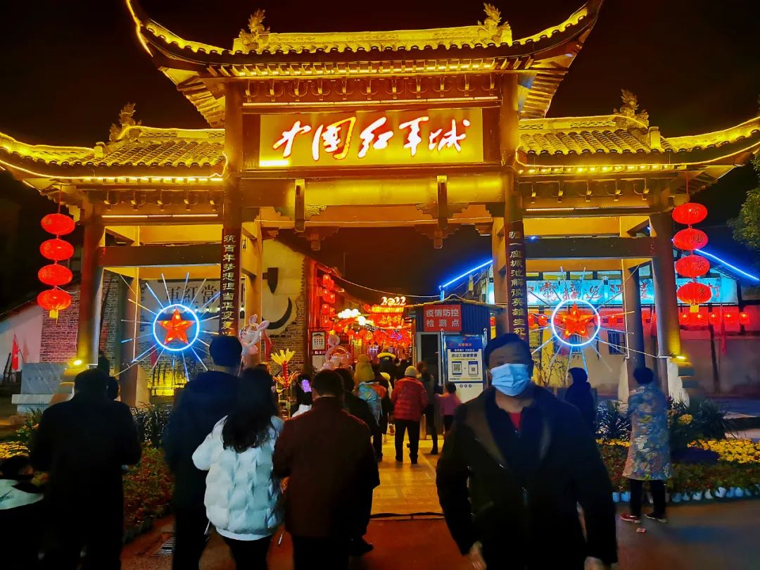 在中国红军城景区"红色旺苍""国潮风伞""宇宙星空""梦幻水母"主题灯组