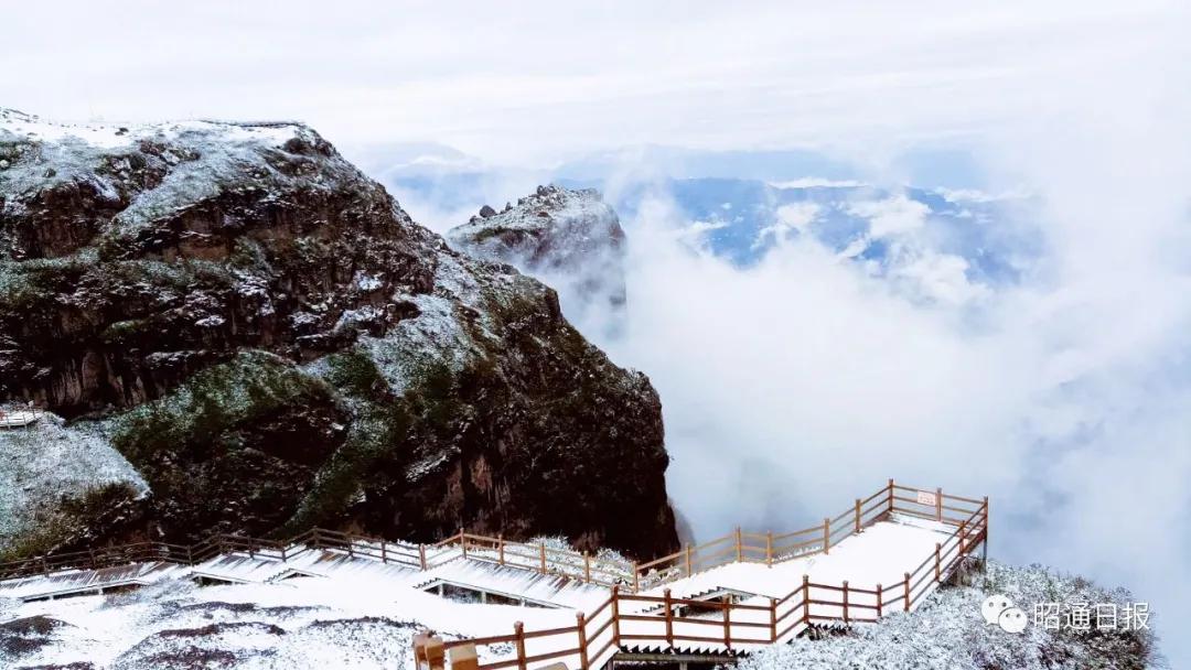 冰雪经济具有得天独厚的优势滑雪场效果图据了解大山包滑雪场预计投资