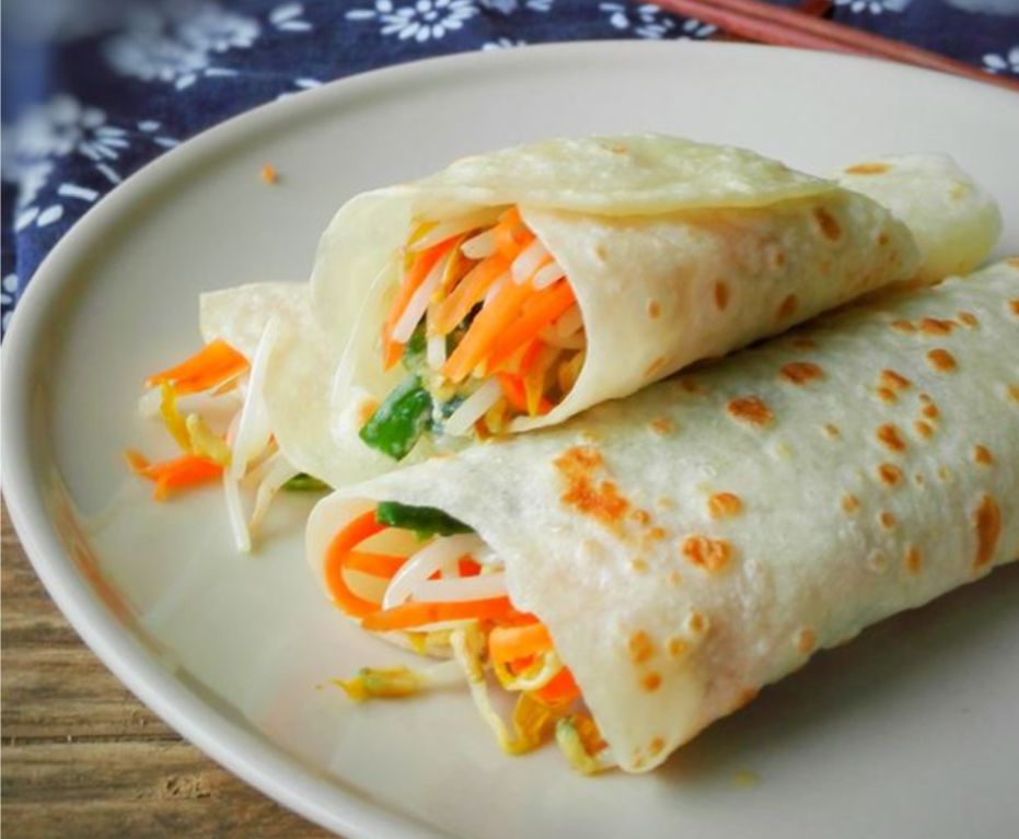 蒸春饼也叫水单饼,水烙馍.相较于烙饼的耗时费工,蒸春饼就容易多了.