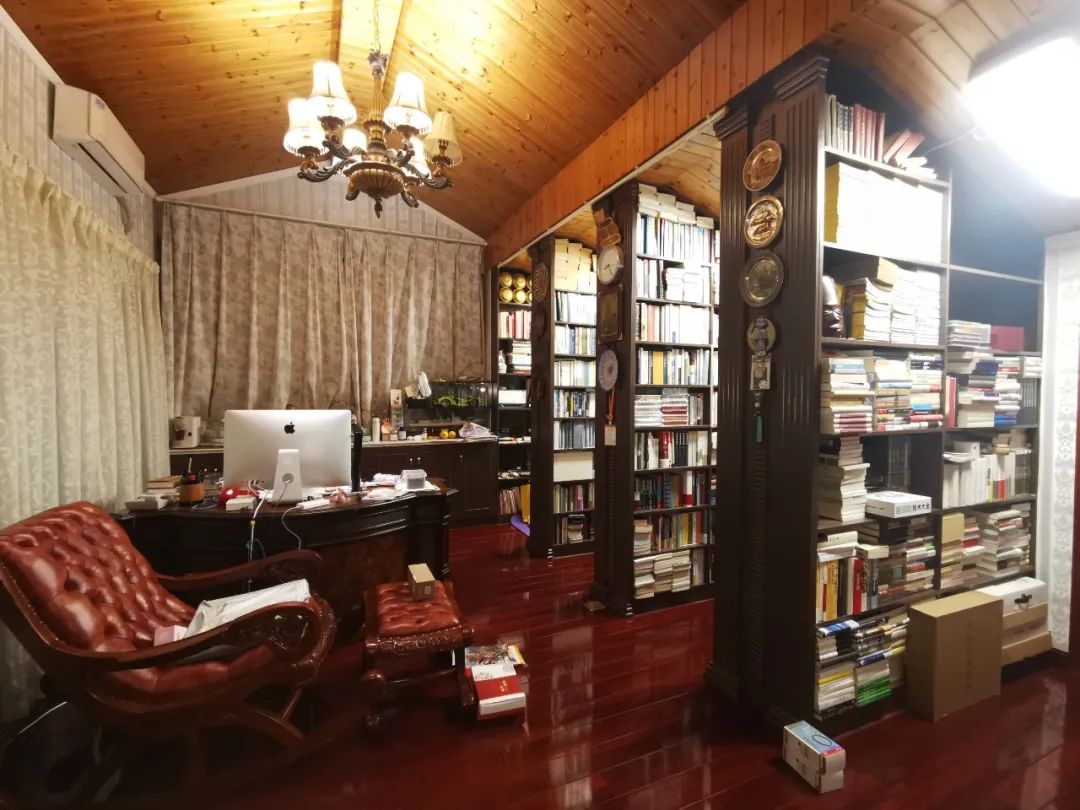 逛完这22家私人藏书房,我真想住在这里面