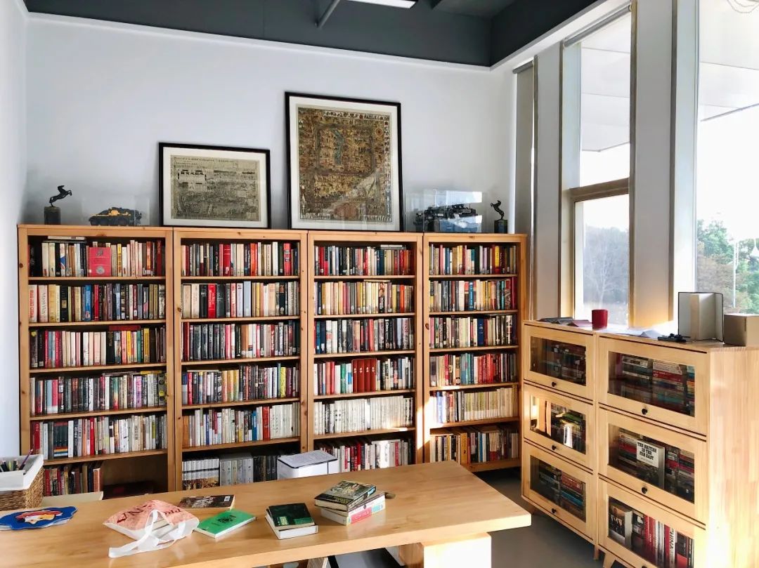逛完这22家私人藏书房,我真想住在这里面