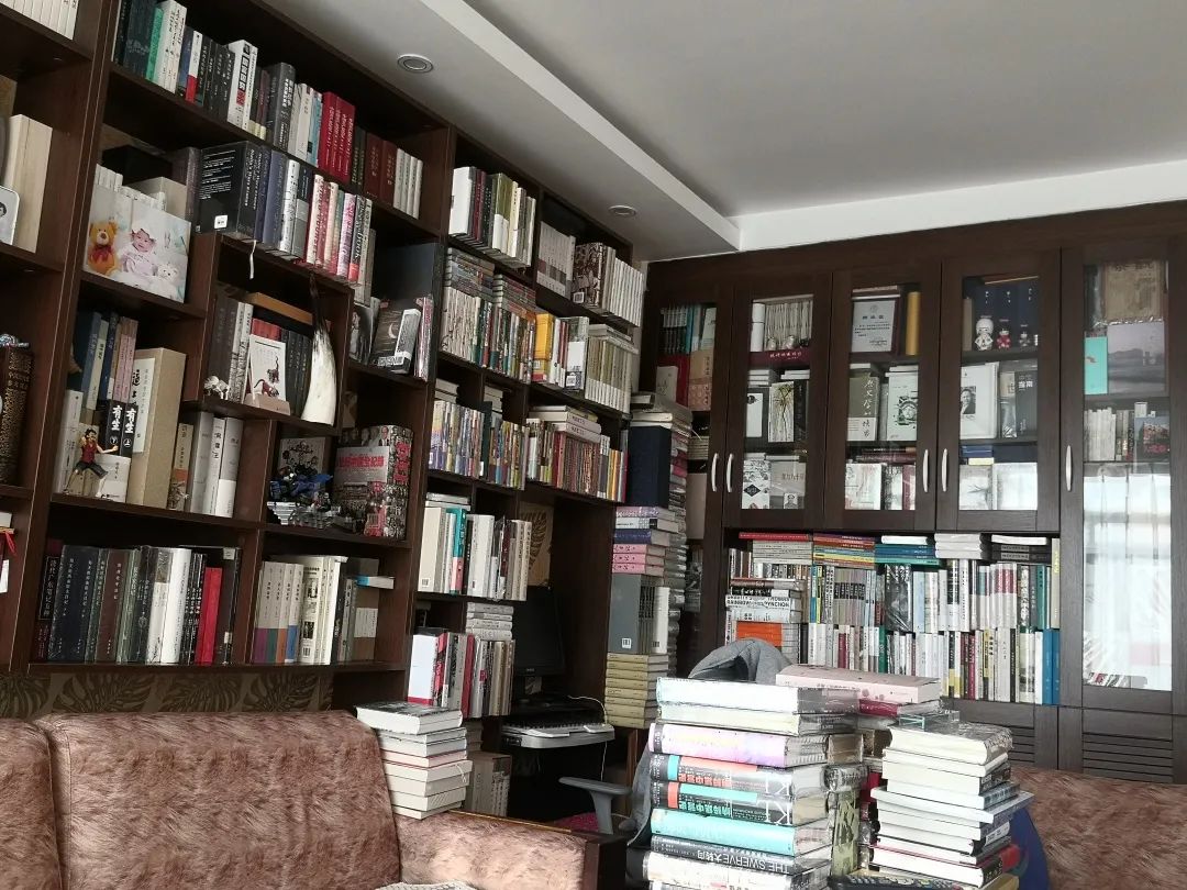 逛完这22家私人藏书房,我真想住在这里面