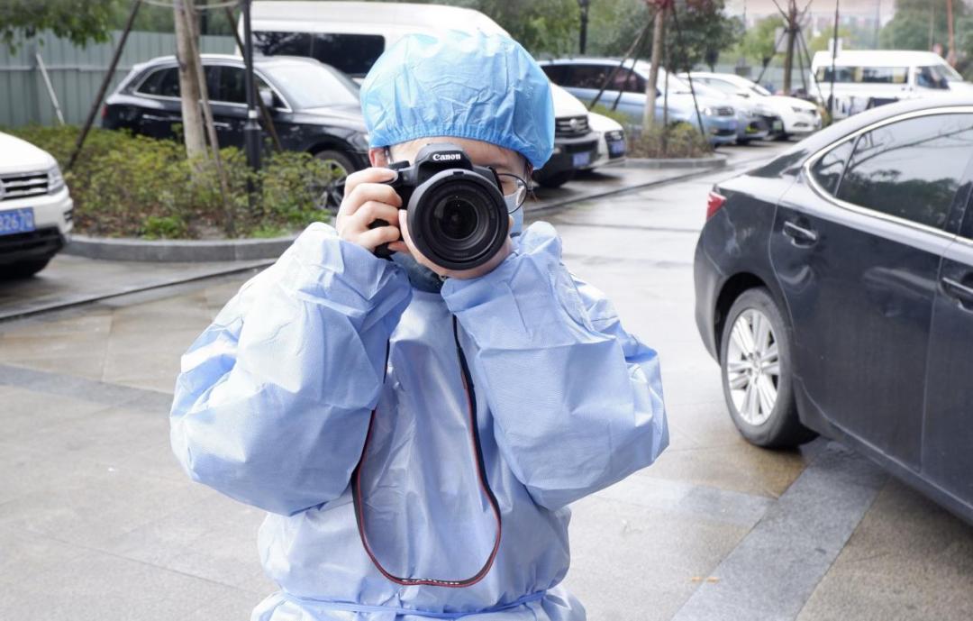 记者孙艺铭接到通知后立即和同事前往此次首例疫情爆发地义桥镇渔浦