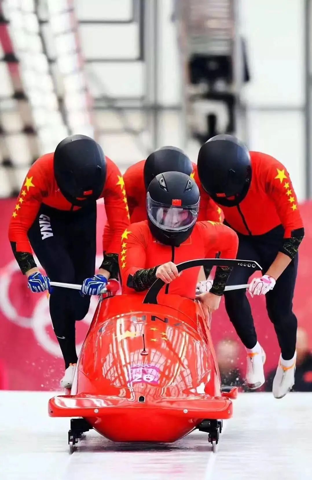 出发信号发出60秒之内,运动员可以手推雪车奔跑启动获得初始速度,推行