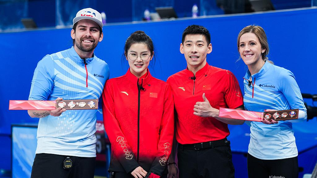 中国队选手范苏圆（左二）、凌智（左三）与美国队选手克里斯托弗·普利斯（左一）、维姬·佩辛格在赛后合影