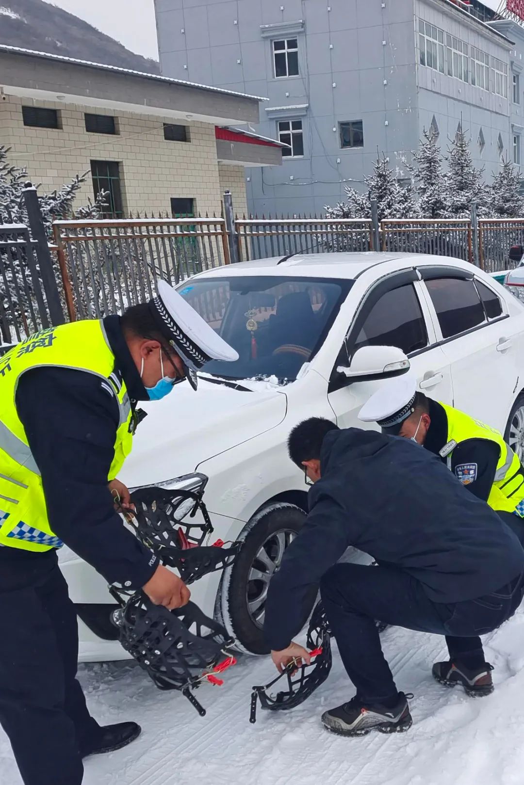 路面積雪容易引發交通事故,請廣大駕駛員朋友們降低車速,穩駕慢行