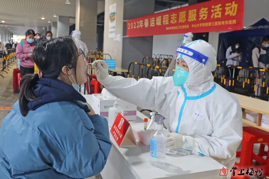 坚守春节我在岗劳动人最美各行各业劳动者坚守岗位过新年