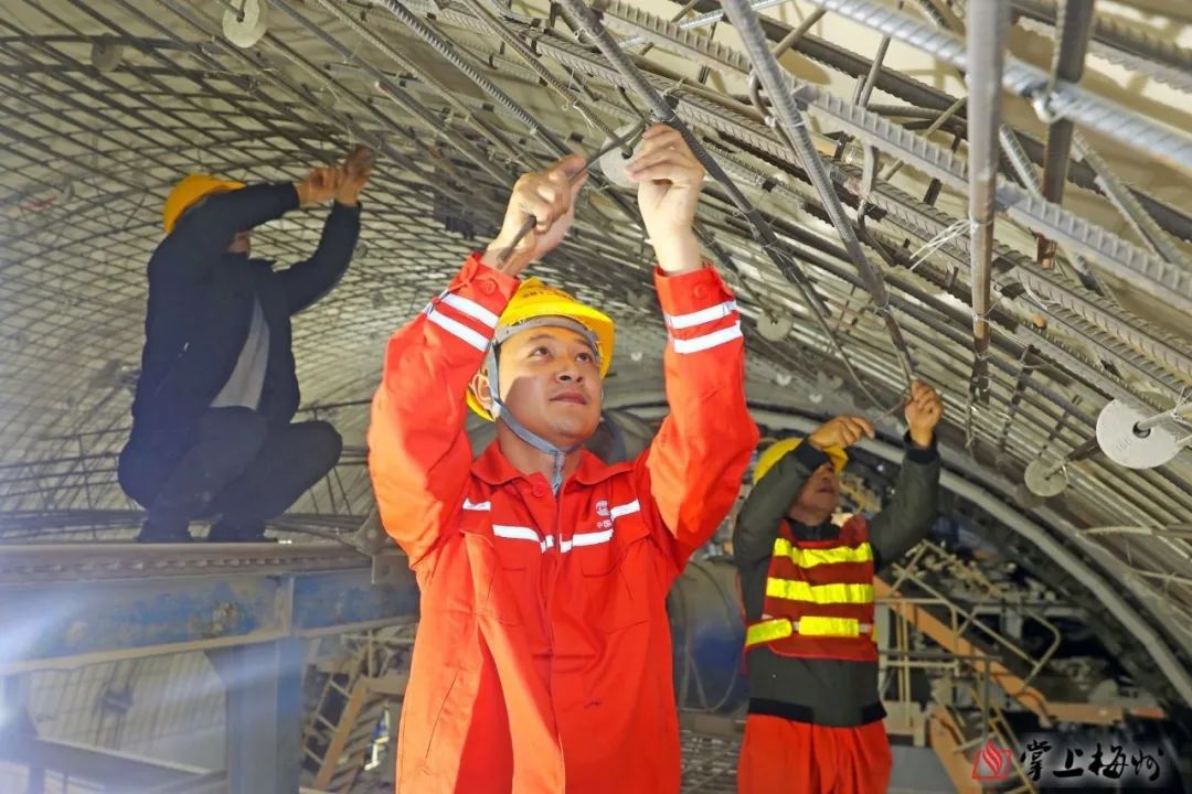 坚守春节我在岗劳动人最美各行各业劳动者坚守岗位过新年