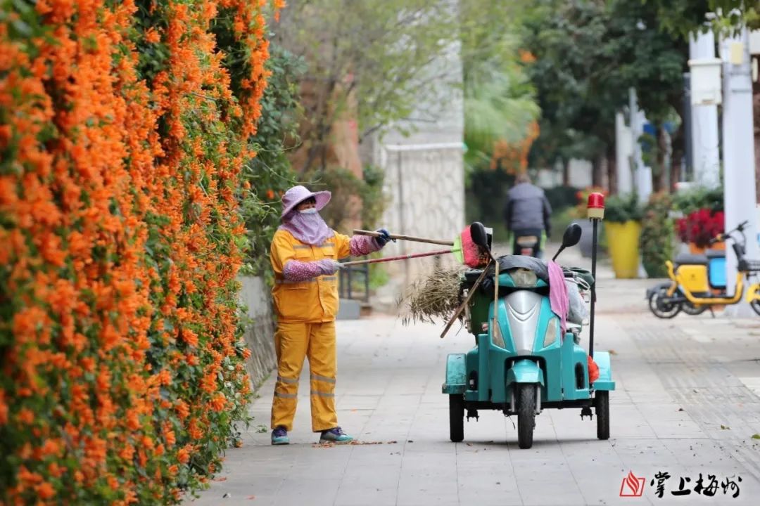 坚守春节我在岗劳动人最美各行各业劳动者坚守岗位过新年
