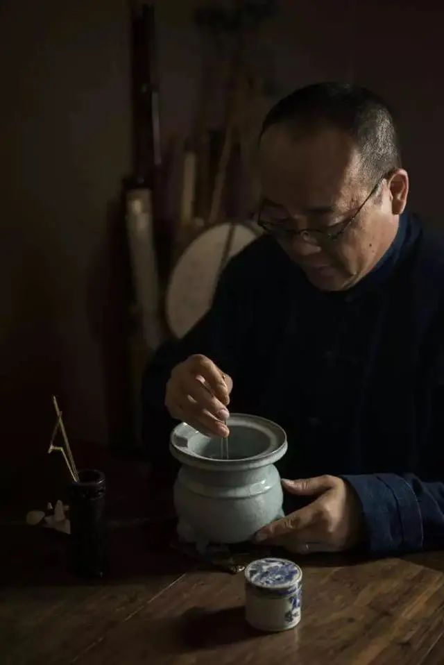 学习的过程中,吴清效法古人焚香弹琴,以追求琴韵幽幽,香韵庄严的意境.