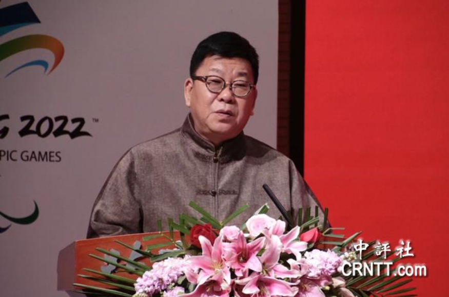 察哈尔学会会长韩方明2月1日下午在《冬奥委会交际汉语口袋书》新书