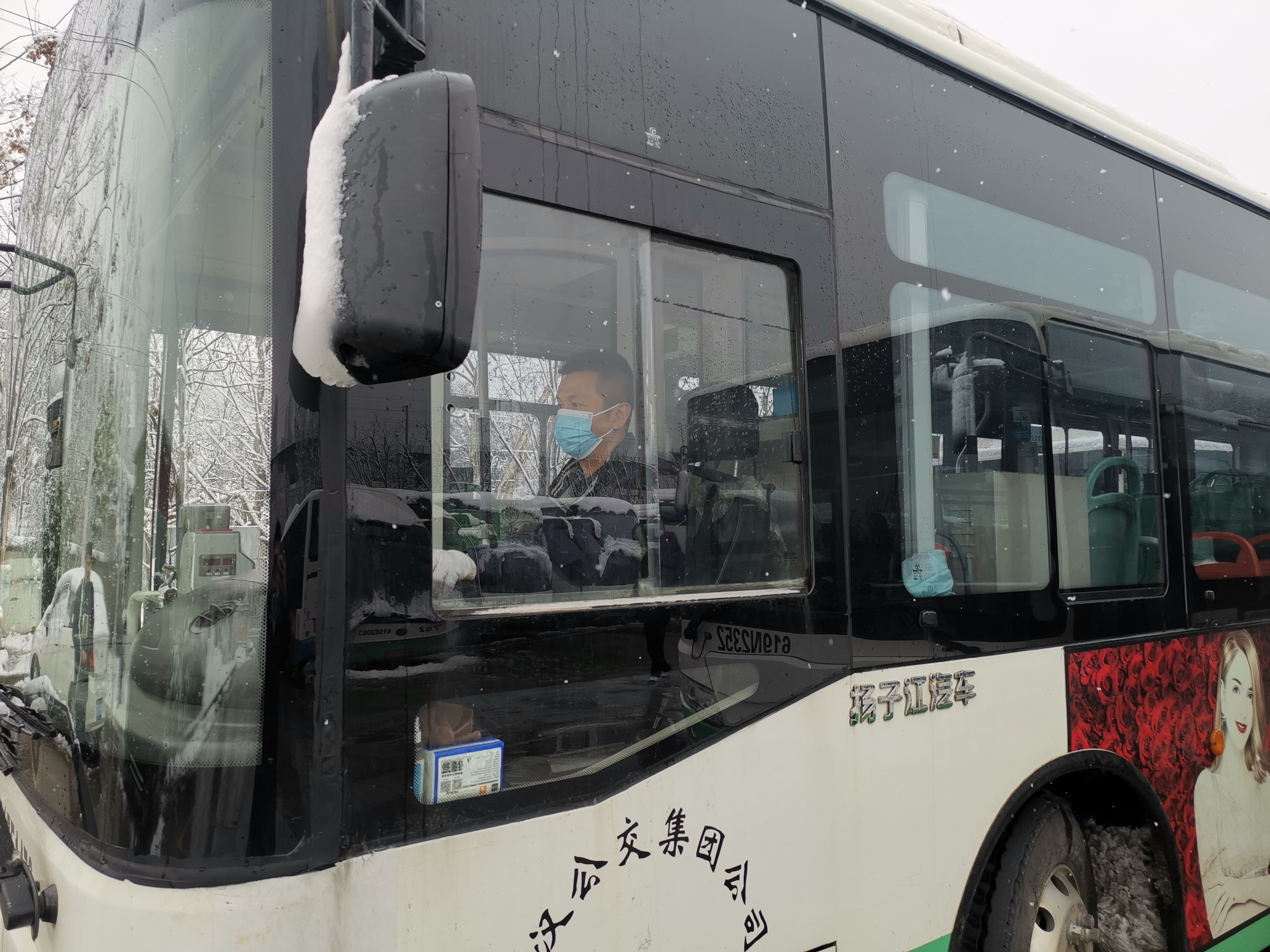 吴晖的妻子任燕也是511路的一名驾驶员与吴晖跑对班.