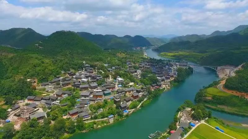 新春走基层建设瑶韵河坝扮靓田园乡村