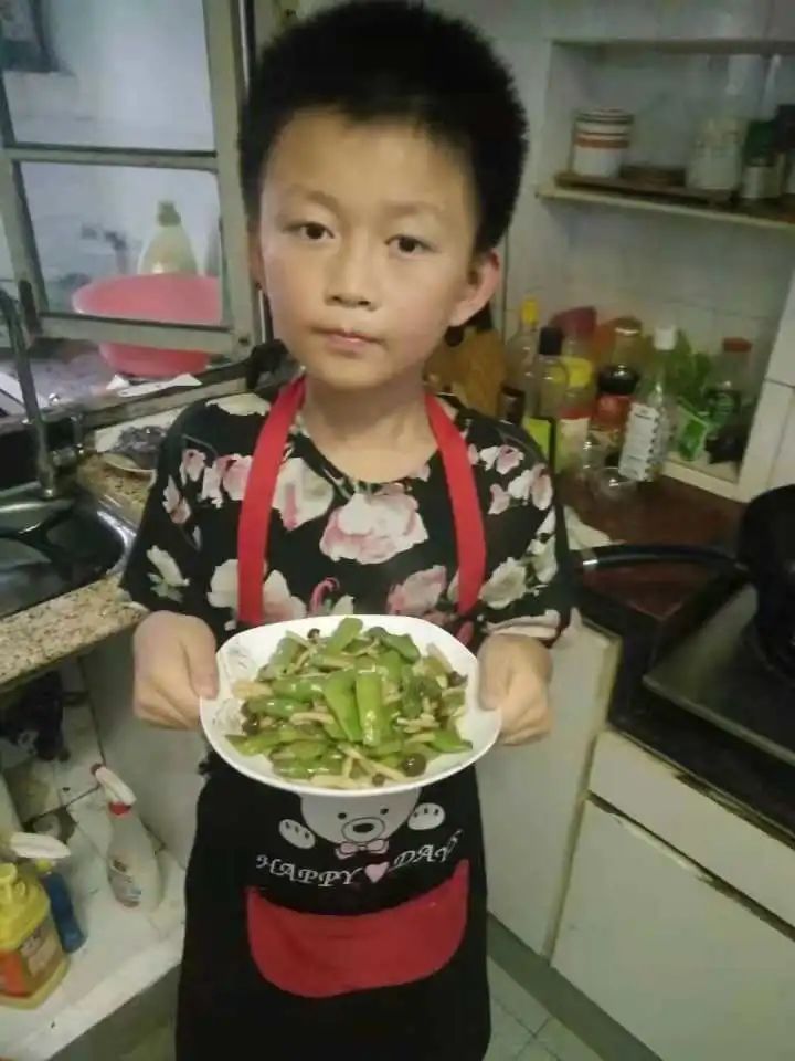 三年级的黄宇腾刚学做菜的样子