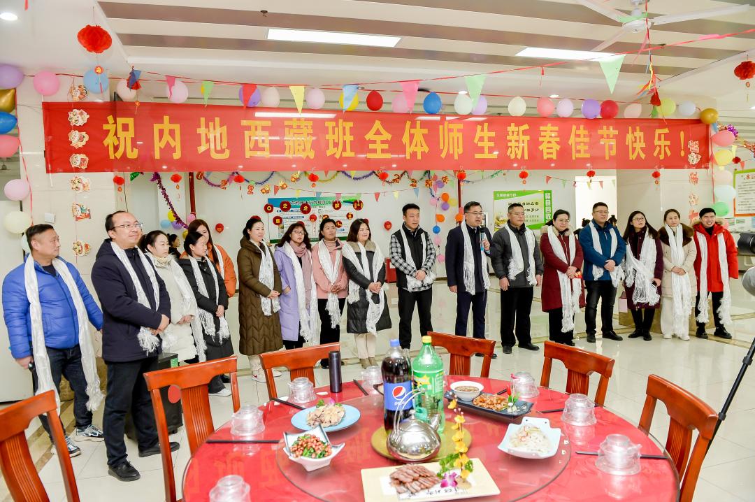 洞山校区学生餐厅里欢声笑语,老师和同学们一起欢欢喜喜过新年!