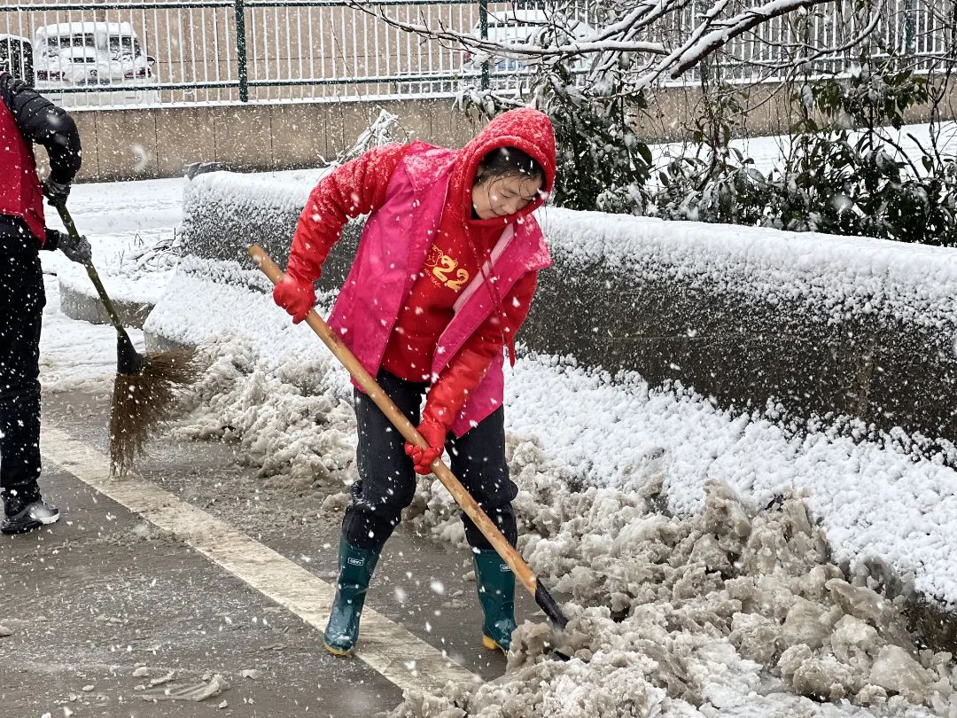 农村女生扫雪图片图片