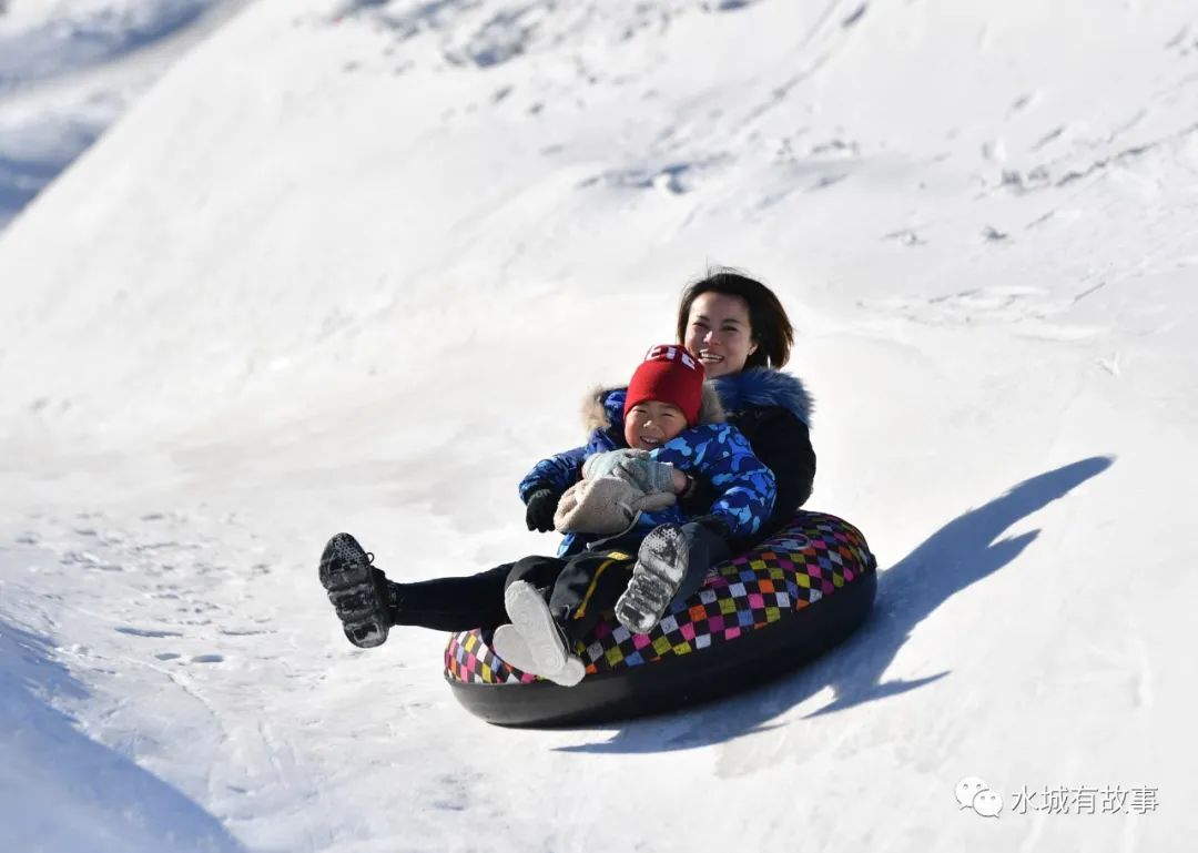 游客开心地在迁安金岭矿山传奇景区滑雪.