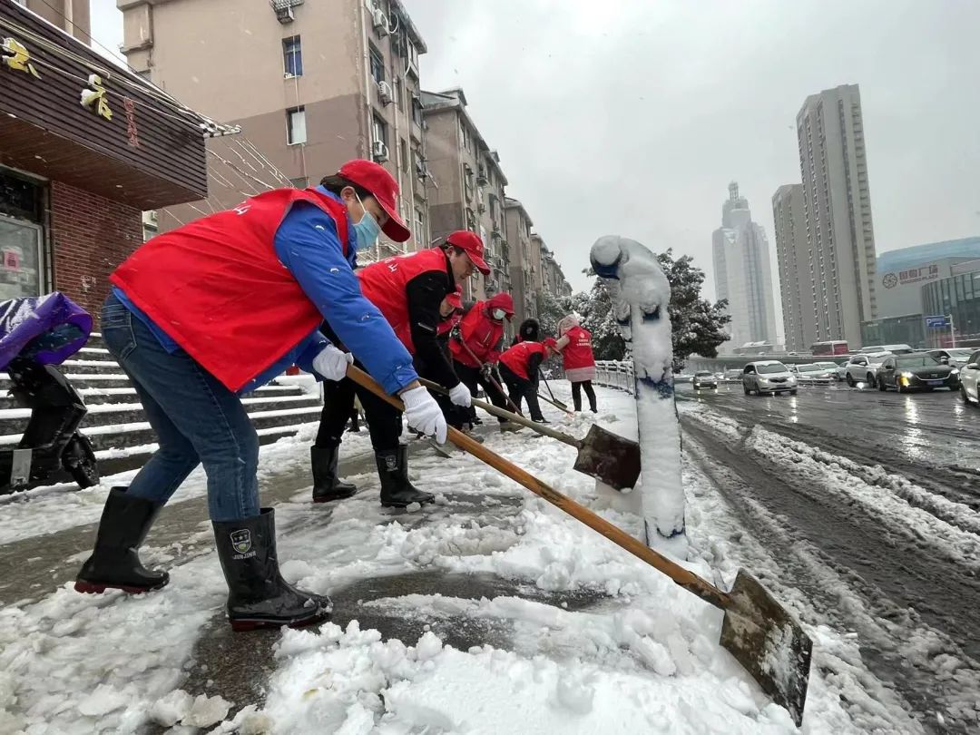我为群众办实事蜀山区各级妇联扫雪除冰情暖民心