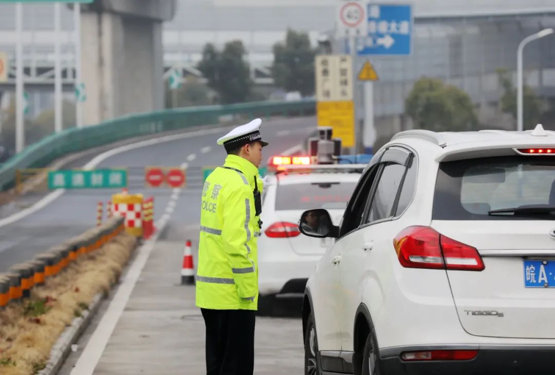 春节坚守交警节日执勤忙坚守岗位保平安