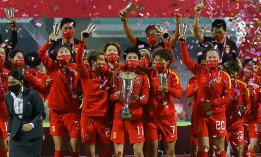 中国女足是冠军！兴致勃勃冲下楼踢球发现鞋没穿对？