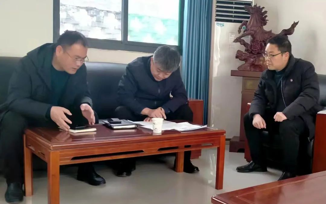 2月7日上午,副县长李晓亮到白土镇督导当前重点工作开展情况,对疫情